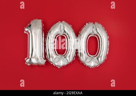 Silberner Folienballon Zahl Ziffer hundert. Geburtstagskarte mit Aufschrift 100 Jubiläumsfeier Veranstaltung. Banner. Silberne Ziffer Wein r Stockfoto