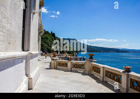 Triest, Italien - 16. Juli 2017: Blick vom Balkon des Schlosses Miramare an einem sonnigen Tag Stockfoto