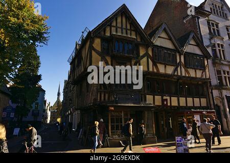 OXFORD, VEREINIGTES KÖNIGREICH - 22. Okt 2019: Ein Blick auf die Menschen, die an der Cornmarket Street in Oxford, England, vorbeikommen Stockfoto