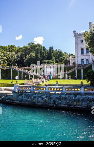 Triest, Italien - 16. Juli 2017: Blick auf Schloss Miramare an einem sonnigen Tag Stockfoto