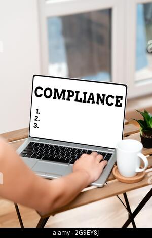 Textschild mit der Anzeige „Compliance“. Internet-Konzept die Aktion oder Tatsache der Erfüllung eines Wunsches oder Befehle Online-Jobs und arbeiten Remote-Verbindung Stockfoto