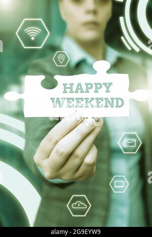 Textunterschrift mit Happy Weekend. Business-Ansatz fröhlich Ruhetag Zeit ohne Büro Arbeit verbringen Urlaub Business Woman Holding Jigsaw Stockfoto