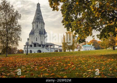 Blick auf die Himmelfahrtskirche und den architektonischen Komplex in Kolomenskoye am Herbsttag. Moskau. Russland Stockfoto