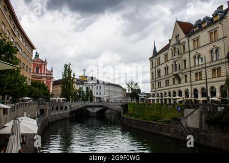 Ljubljana, Slowenien - 15. Juli 2017: Blick auf die Innenstadt von Ljubljana an einem bewölkten Tag Stockfoto