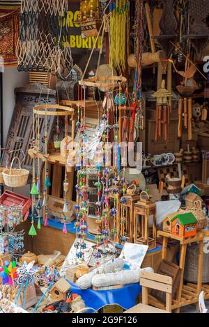 Handgefertigtes Holzzubehör, das in einem Geschäft in der Burg Ankara verkauft wird; Windspiele, Vogelhäuser usw. Stockfoto