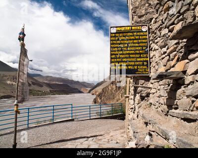 Schild am Anfang der Upper Mustang Restricted Zone, Kagbeni. Stockfoto