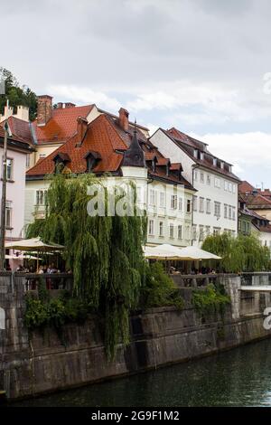 Ljubljana, Slowenien - 15. Juli 2017: Blick auf die traditionellen Gebäude im Stadtzentrum von Ljubljana Stockfoto