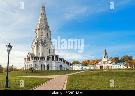 Blick auf die Himmelfahrtskirche und den architektonischen Komplex in Kolomenskoye am Herbsttag. Moskau. Russland Stockfoto