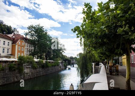 Ljubljana, Slowenien - 15. Juli 2017: Blick auf den Fluss Ljubljanica und die Innenstadt von Ljubljana an einem bewölkten Tag Stockfoto