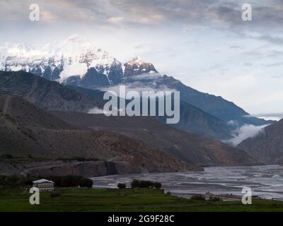 Die Nilgiri Himal über den Kali Gandaki, Kagbeni, Mustang Stockfoto