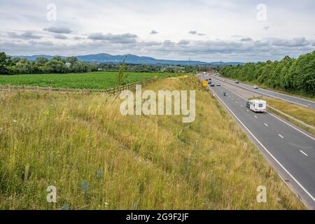 Von der neuen Fußgängerbrücke über die modernisierte A4440 in Worcestershire nach Westen in Richtung Malvern Hills schauen Stockfoto