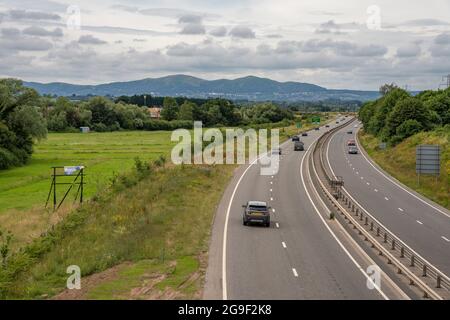 Von der neuen Fußgängerbrücke über die modernisierte A4440 in Worcestershire nach Westen in Richtung Malvern Hills schauen Stockfoto