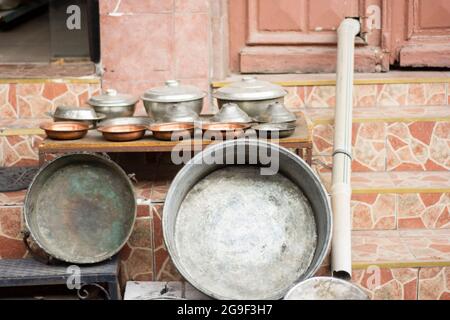 Handgemachte authentische Kupferkessel, Urnen, Krug, Töpfe, Tabletts und dekorative Produkte. Selektiver Fokus. Stockfoto