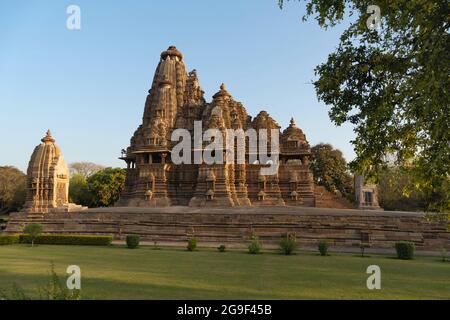 JAGDAMBI-TEMPEL: Fassade - Western Group, Khajuraho, Madhya Pradesh, Indien, UNESCO-Weltkulturerbe Stockfoto