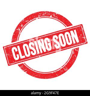 BALD SCHLIESSENDER Text auf rotem grungigen runden Vintage-Stempel. Stockfoto