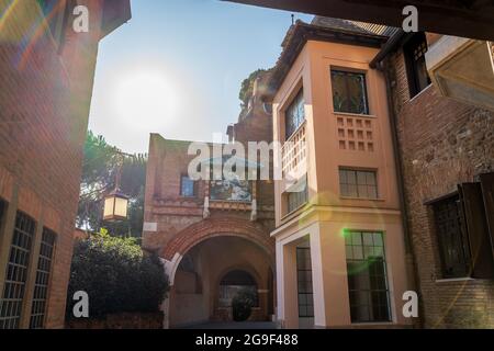 Rom, Italien - Oktober 2019: Eulenhaus im Park der Villa Torlonia in Rom, Italien. Stockfoto