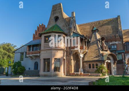 Rom, Italien - Oktober 2019: Eulenhaus im Park der Villa Torlonia in Rom, Italien. Stockfoto