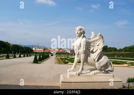 Die Sphinx-Statue im griechisch-römischen Stil befindet sich in den formalen Gärten des Schlosses Belvedere in Wien, Österreich Stockfoto