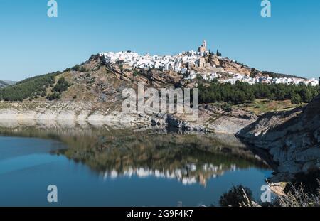 Panorama der Stadt Iznajar spiegelt sich im See, Andalusien Stockfoto