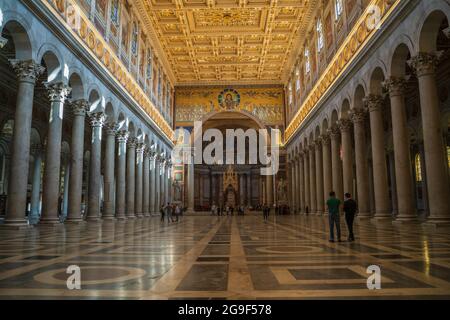 Rom, Italien - Oktober 2019 : im Inneren der alten schönen Basilica di San Paolo fuori le Mura Rom, Italien. Stockfoto