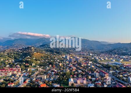 Batumi, Georgien - 1. Mai 2021: Blick von einer Drohne auf das Küstendorf Stockfoto