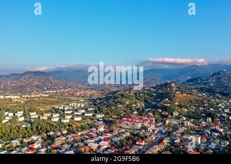 Batumi, Georgien - 1. Mai 2021: Blick von einer Drohne auf das Küstendorf Stockfoto