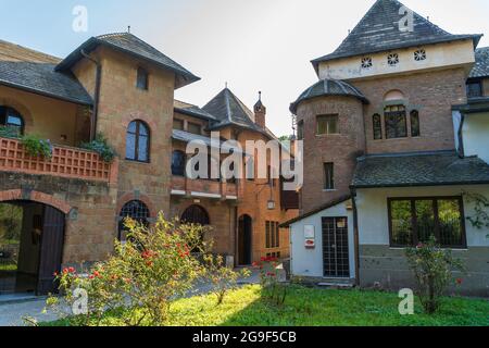 Rom, Italien - Oktober 2019: Eulenhaus im Park der Villa Torlonia in Rom, Italien. Stockfoto