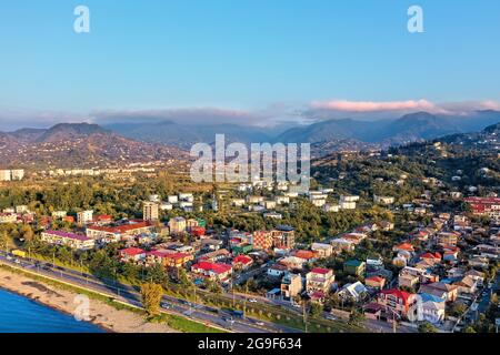 Batumi, Georgien - 1. Mai 2021: Blick von einer Drohne auf das Küstendorf Stockfoto