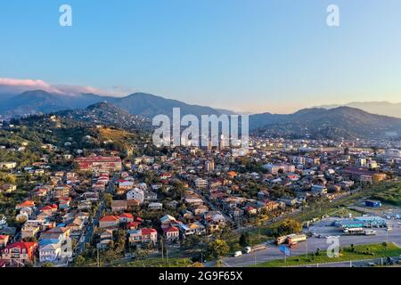 Batumi, Georgien - 1. Mai 2021: Blick von einer Drohne auf das Küstendorf Stockfoto