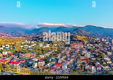 Batumi, Georgien - 1. Mai 2021: Blick von einer Drohne auf das Küstendorf Stockfoto