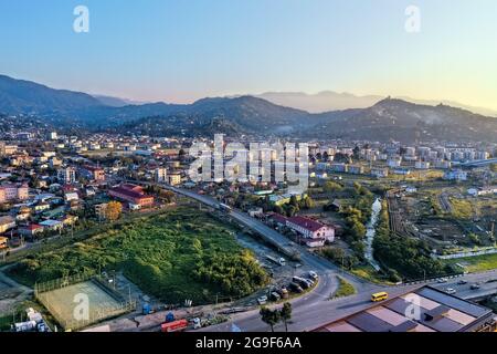 Batumi, Georgien - 1. Mai 2021: Blick von einer Drohne auf das Küstendorf Stockfoto