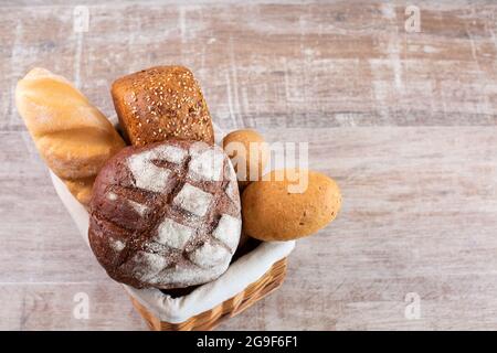 Verschiedene Arten von frischem hausgemachtem Brot in einem Korb. Gesundes Bio-Brot Stockfoto