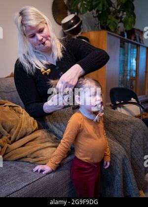 Rotterdam. DAG in het Leven van een Familie met vader, moeder, zoon en dochter/ das tägliche Leben einer Familie mit Vater, Mutter, Sohn und Tochter. Stockfoto