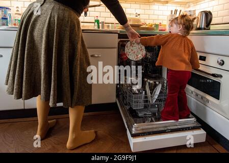 Rotterdam. DAG in het Leven van een Familie met vader, moeder, zoon en dochter/ das tägliche Leben einer Familie mit Vater, Mutter, Sohn und Tochter. Stockfoto