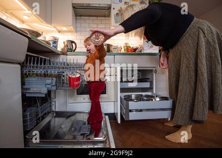 Rotterdam. DAG in het Leven van een Familie met vader, moeder, zoon en dochter/ das tägliche Leben einer Familie mit Vater, Mutter, Sohn und Tochter. Stockfoto