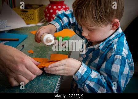 Rotterdam. DAG in het Leven van een Familie met vader, moeder, zoon en dochter/ das tägliche Leben einer Familie mit Vater, Mutter, Sohn und Tochter. Stockfoto