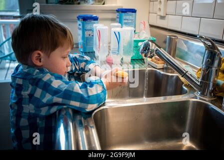 Rotterdam. DAG in het Leven van een Familie met vader, moeder, zoon en dochter/ das tägliche Leben einer Familie mit Vater, Mutter, Sohn und Tochter. Stockfoto