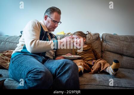 Rotterdam. DAG in het Leven van een Familie met vader, moeder, zoon en dochter/ das tägliche Leben einer Familie mit Vater, Mutter, Sohn und Tochter. Stockfoto