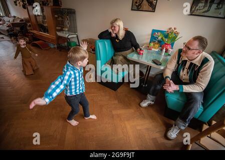 Rotterdam. DAG in het Leven van een Familie met vader, moeder, zoon en dochter/ das tägliche Leben einer Familie mit Vater, Mutter, Sohn und Tochter. Stockfoto