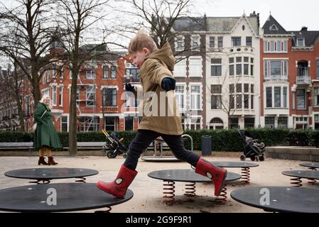 Rotterdam. DAG in het Leven van een Familie met vader, moeder, zoon en dochter/ das tägliche Leben einer Familie mit Vater, Mutter, Sohn und Tochter. Stockfoto