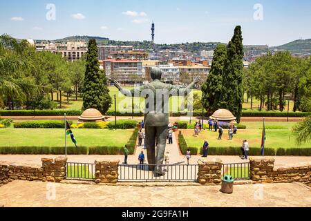 Pretoria, Südafrika - 4. November 2016: Riesige Bronzestatue von Nelson Mandela, dem ehemaligen Präsidenten Südafrikas und Anti-Apartheid-Aktivisten. Fathe Stockfoto