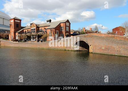 BIRMINGHAM, Großbritannien - 19. APRIL 2013: Besucher besuchen den Kreisverkehr Birmingham-Fazeley in Birmingham. Es gibt mindestens 3.500 km schiffbare Kanäle und Flüsse Stockfoto