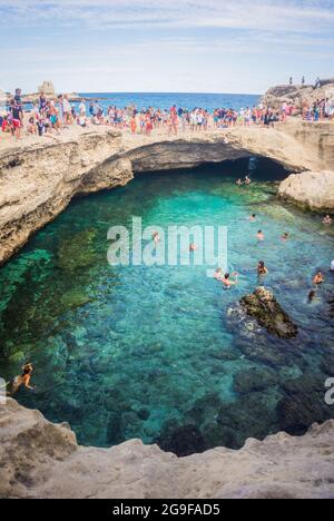 Lecce, Italien - 12. September 2017: Grotta della Poesia oder Höhle der Poesie. Menschen schwimmen in einer natürlichen Meereshöhle in Roca Vecchia an der Adriaküste, Apulien, Italien. Stockfoto