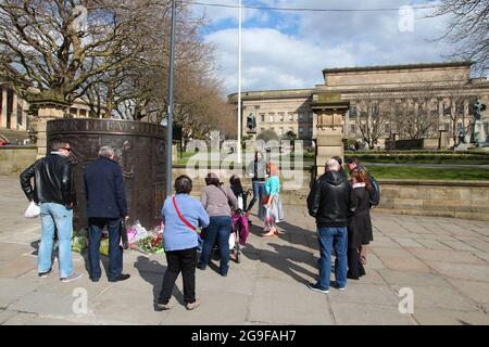 LIVERPOOL, Großbritannien - 20. APRIL 2013: Menschen besuchen das Hillsborough-Katastrophendenkmal in Liverpool, Großbritannien. Die Katastrophe von Hillsborough war am 15. April 1 ein Stadiongedränge Stockfoto