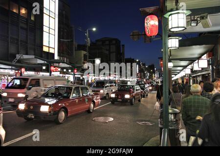 KYOTO, JAPAN - 14. APRIL 2012: Menschen besuchen Nacht Shijo-dori Straße in Kyoto Stadt, Japan. Kyoto wurde 15,6 von 2017 Millionen ausländischen Touristen besucht. Stockfoto
