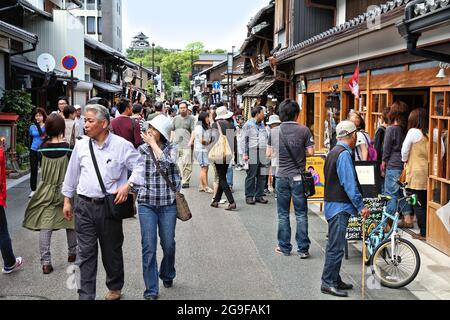 INUYAMA, JAPAN - 3. MAI 2012: Menschen gehen in Inuyama, Japan. Inuyama gehört zu den wichtigsten Tourismusdestinationen in der Präfektur Aichi. Stockfoto