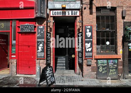 LIVERPOOL, Großbritannien - 20. APRIL 2013: Lennon's Bar in Liverpool, Großbritannien. Liverpool ist als Geburtsort der Beatles berühmt. Stockfoto