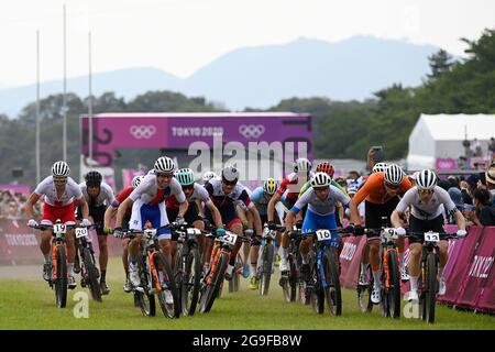 Der tschechische Radler Ondrej Cink, 3. Von links, tritt während der Olympischen Sommerspiele 2020 in Tokio am 26. Juli 2021 beim Mountainbike-Rennen der Männer an. Stockfoto