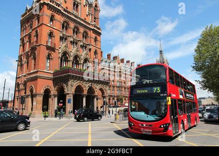 LONDON, Großbritannien - 15. MAI 2012: Menschen fahren mit dem London Bus in der Nähe des Bahnhofs St. Pancras, London. Transport nach London (TfL) mit Arriva Bus. Stockfoto