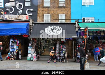 LONDON, Großbritannien - 15 Mai, 2012: Shopper besuchen Camden Town Borough von London. Laut TripAdvisor, Camden Town ist derzeit eine der Top 10 Shopping des Stockfoto